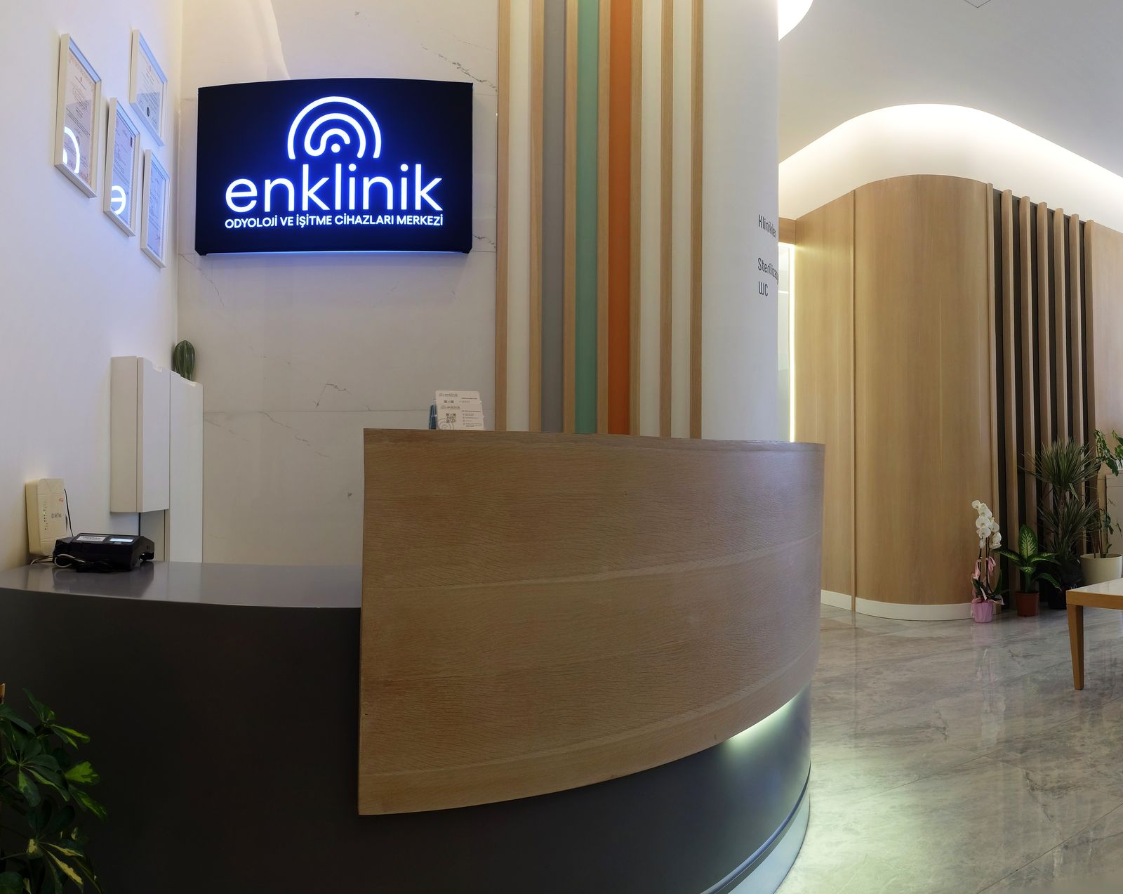 EN Klinik resepsiyon alanı
